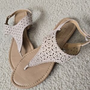 Dream Pairs Laser Cut T-Strap Sandals Women’s Size 9